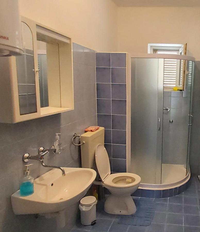 Apartmani Ana Karlobag Exterior photo